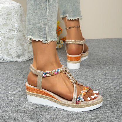 Sandales compensées pour femme à bout rond, finition tressée et semelle confortable.